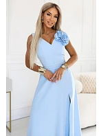 669-2 Svadobné maxi šaty s kvetom na ramene a rozparkom - modré