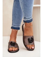 Klapki Damskie Na Płaskim Obcasie Z Ozdobnym Detalem KV51-007 Grafitowe