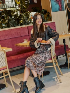 Ocieplane Botki Na Słupku Ze Złotym Detalem Czarne Ivarisse