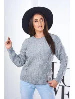 Sveter s pleteninou sivý