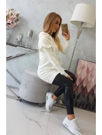 Šaty s ozdobnými volánikmi a kapucňou ecru