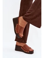 Dámské nazouváky na platformě se zlatými přezkami camel Arionne