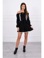 Šaty s otvorenými ramenami a čipkou čiernej