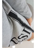 Šedé šaty s kapucňou a potlačou