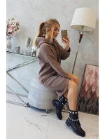 Šaty s kapucňou a bočným rázporkom mocca