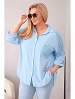 Dámske bavlnené tričko s golierom a čipkovou vložkou v modrej farbe