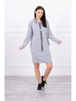 Šaty s kravatou šedej