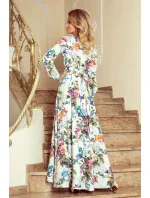 Dámske maxi šaty s volánikom, výstrihom a so vzorom farebných ruží a svetle modrých vtáčikov model 7404387 Dámske maxi šaty s volánikom, výstrihom a so vzorom farebných ruží a svetle modrých vtáčikov model 7404387