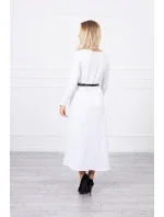 Šaty s ozdobným pásikom a nápismi bielej farby