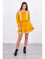 Šaty s otvorenými ramenami a čipkou v horčicovej farbe