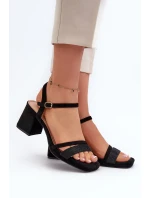 Dámske sandále na vysokom podpätku s lesklým remienkom čierne Tessata