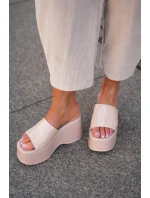 Lakierowane Klapki Damskie Na Platformie I Koturnie Beżowe Nellevia