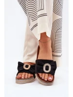 Klapki Damskie Na Platformie Z Kokardką I Ozdobną Broszką Czarne Lenela