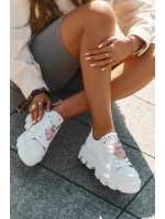 Skórzane Sneakersy Z Ozdobną Broszką Ananas CheBello 4651 Białe