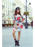 SOPHIE - Pohodlné dámske oversize šaty s novinovým vzorom 281-1 SOPHIE - Pohodlné dámske oversize šaty s novinovým vzorom 281-1