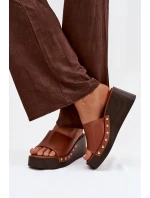 Dámské nazouváky na platformě se zlatými přezkami camel Arionne