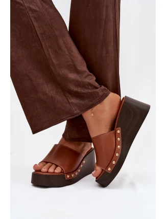 Dámské nazouváky na platformě se zlatými přezkami camel Arionne