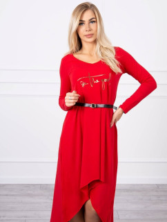 Šaty s ozdobným opaskom a červeným nápisom