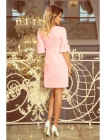 Dámske trapézové šaty v pastelovo ružovej farbe s rozšírenými rukávmi model 7268097 Dámske trapézové šaty v pastelovo ružovej farbe s rozšírenými rukávmi model 7268097