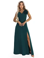 669-1 Romantické maxi šaty s kvetom na ramene a rozparkom - fľaškovo zelené