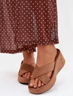 Dámské pantofle na platformě z eko semiše hnědé Calorine