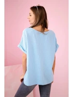 Mušelínová blúzka s náhrdelníkom modrá