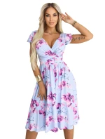 425-14 MATILDE Blinkered midi šaty s obálkovým výstrihom a krátkymi rukávmi - modré s ružovými kvetmi