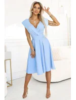 348-12 SCARLETT - Roztiahnuté midi šaty s obálkovým výstrihom a opaskom - MODRÁ 348-12 SCARLETT - Roztiahnuté midi šaty s obálkovým výstrihom a opaskom - MODRÁ