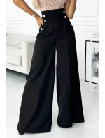 496-1 Elegantné široké nohavice s vysokou sedmičkou a zlatými gombíkmi - ČIERNA 496-1 Elegantné široké nohavice s vysokou sedmičkou a zlatými gombíkmi - ČIERNA