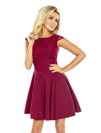 Rozšírené šaty s čipkou v bordovej farbe model 5488747 Rozšírené šaty s čipkou v bordovej farbe model 5488747