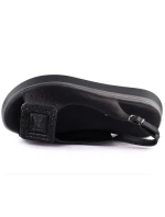 Dámske sandále na hrubej platforme čierne Potocki SZ12590