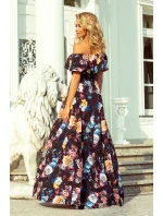 Dlhé dámske čierne šaty s farebnými kvetmi a španielskym výstrihom model 7118058 Dlhé dámske čierne šaty s farebnými kvetmi a španielskym výstrihom model 7118058