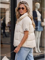 Krátka dámska prešívaná perová vesta v farbe ecru FashionStreet TY5923 Krátka dámska prešívaná perová vesta v farbe ecru FashionStreet TY5923