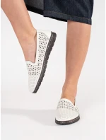 Krásne dámske biele topánky na podpätku bez podpätku Krásne dámske biele topánky na podpätku bez podpätku