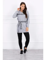 Šaty zdobené stuhou s nápisom šedá