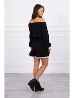 Šaty s otvorenými ramenami a čipkou čiernej
