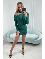 Šaty so zdobením na ramenách tmavo zelené
