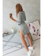 Šaty s dlhším chrbtom a farebnou potlačou šedej farby Šaty s dlhším chrbtom a farebnou potlačou šedej farby