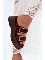 Dámske sandále na platforme so zlatými prackami a imitáciou semišu Hazelia Chocolate Dámske sandále na platforme so zlatými prackami a imitáciou semišu Hazelia Chocolate