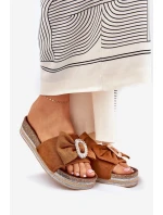 Klapki Damskie Na Platformie Z Kokardką I Ozdobną Broszką Camel Lenela