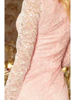 Dámske krajkové šaty v pastelovo ružovej farbe s dlhými rukávmi a výstrihom model 5917737