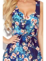 Dámske trapézové šaty s výstrihom a vzorom ružových kvetov na tmavo modrom pozadí 377-2