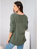 Dámska bavlnená oversized blúzka s výstrihom do V a predĺženým zadným dielom v khaki farbe Dámska bavlnená oversized blúzka s výstrihom do V a predĺženým zadným dielom v khaki farbe