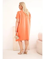 Dámske plus size bavlnené šaty s brošňou a výstrihom koralovej farby Dámske plus size bavlnené šaty s brošňou a výstrihom koralovej farby