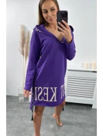Tmavo fialové šaty s kapucňou a potlačou