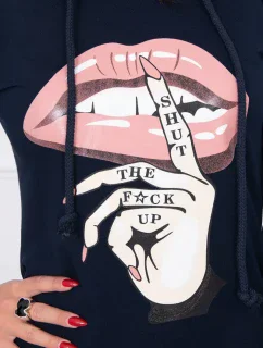 Šaty s dlhším chrbtom a farebnou potlačou v tmavo modrej farbe