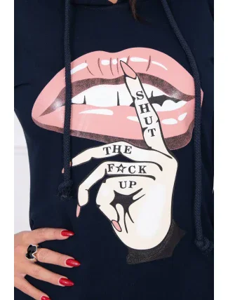 Šaty s dlhším chrbtom a farebnou potlačou v tmavo modrej farbe