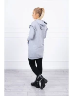 Šaty s ozdobnými volánikmi a kapucňou šedej farby