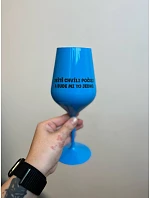 Počkajte chvíľu a ja sa postarám - modrý nerozbitný pohár na víno 470 ml