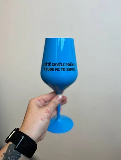 Počkajte chvíľu a ja sa postarám - modrý nerozbitný pohár na víno 470 ml